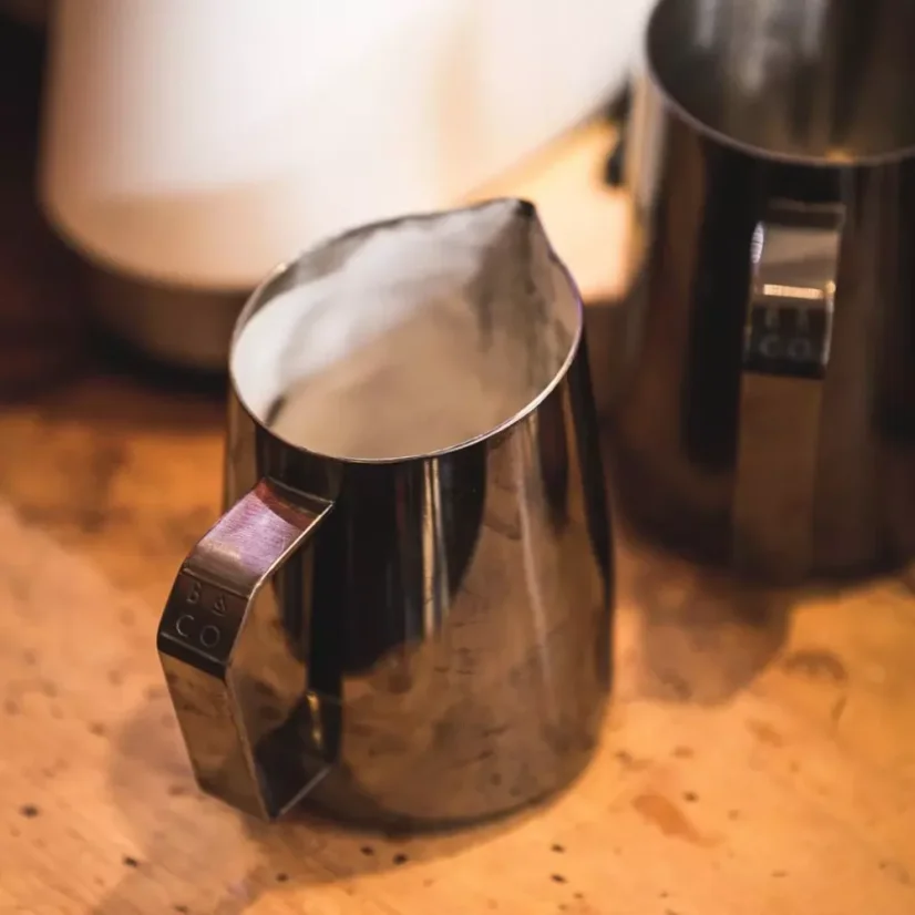 Stalowa dzbanek do spieniania mleka Barista a Co Dial In o pojemności 420 ml w ciemnym wykończeniu z ubitym mlekiem