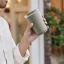 Mug isotherme pratique pour le café à emporter. Mug isotherme pratique pour le café à emporter.