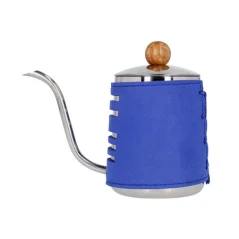 Niebieski czajnik z szyjką łabędzią Barista Space o pojemności 550 ml, idealny do precyzyjnego nalewania podczas parzenia kawy metodą pour-over.