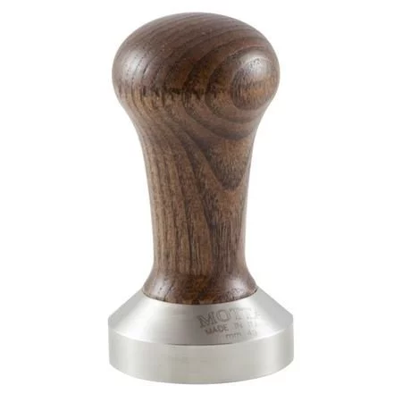 Wooden-handled Motta tamper with a 49 mm stainless steel base.