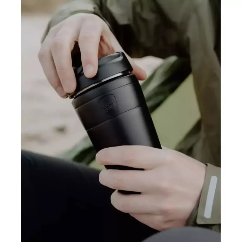 Termohrnček KeepCup Helix Thermal BLACK s objemom 454 ml je vybavený dvojitou izoláciou, ktorá udržuje nápoje dlhšie teplé. Ideálna voľba pre milovníkov kávy na cestách.