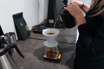 Kompas ze wskazówkami dotyczącymi przygotowywania kawy filtrowanej