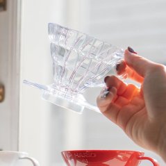 Plastic Hario V60-01 dripper VDR-01T met een capaciteit van 360 ml, ideaal voor het zetten van verse koffie.