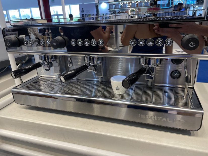 The Iberital IB7 Standard 2GR coffee machine is a professional lever espresso machine with a pre-infusion function for better coffee extraction.
