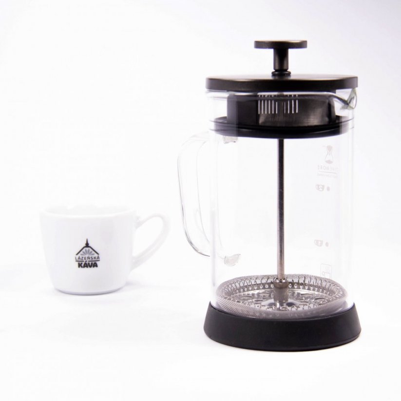 A gauche une tasse avec le logo du Spa Coffee, à droite une French Press de la marque Timemore.