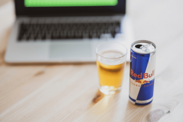Kaffi vs Energiedrénken: Impakt op eis Gesondheet