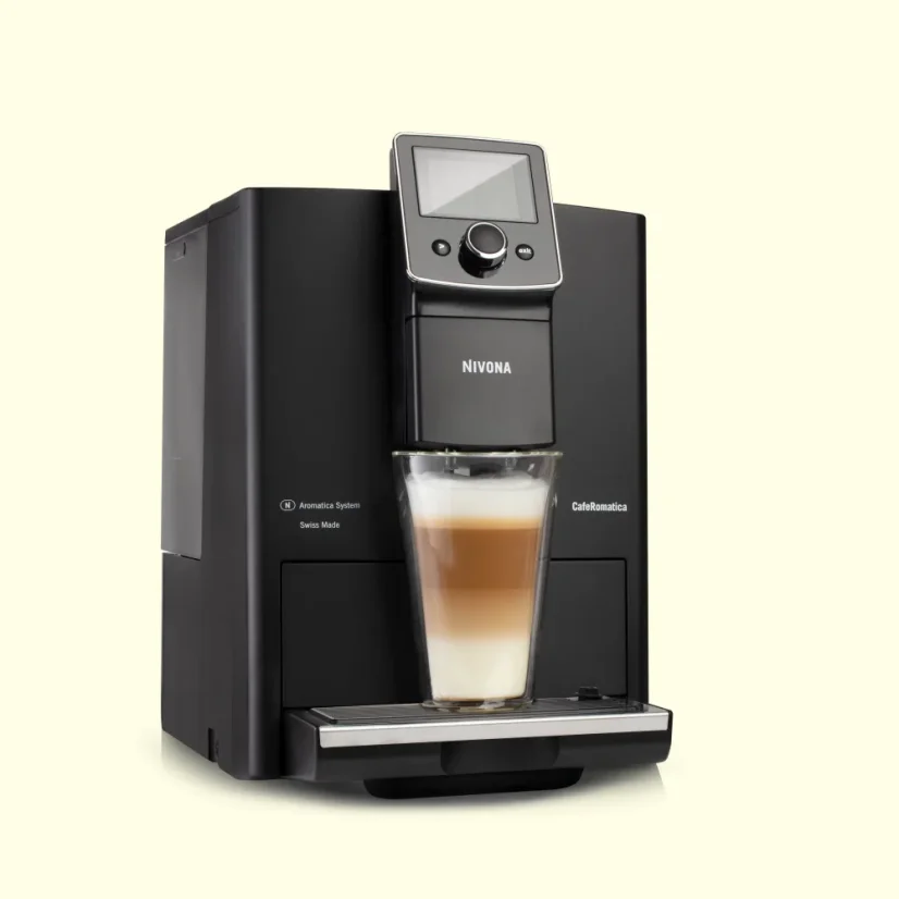 Kaffeevollautomat Nivona NICR 820, der die Zubereitung von Cappuccino ermöglicht.