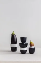 Tasses à café Aoomi en noir, disponibles en différentes tailles.