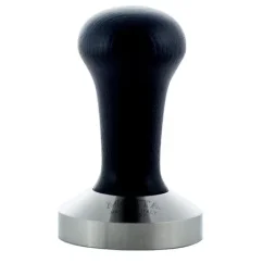Ručný tamper na kávu Motta v čiernom prevedení s priemerom 58 mm.