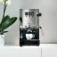Gaggia New Classic EVO in elegantem silbernen Design ist eine Haushalts-Espressomaschine mit 230V, die hervorragenden Kaffeegeschmack direkt zu Ihnen nach Hause bringt.