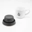 Deckel der Kinto-Thermoflasche, Ansicht der Unterseite des Deckels auf weißem Hintergrund mit einer Tasse Kaffee.