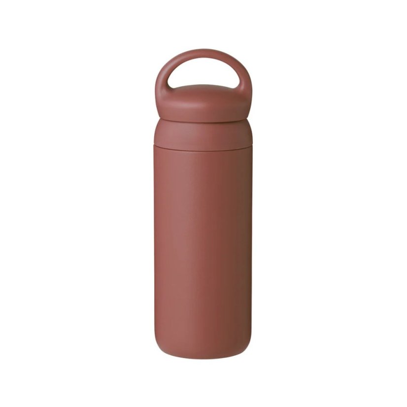Une élégante bouteille isotherme rose de 500 ml, garde votre boisson chaude même en déplacement.