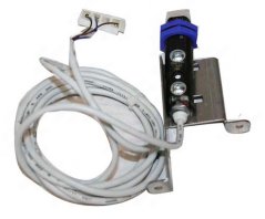 Fotozell mat engem bloen Ring op engem Metallwénkelhalter an engem laange wäisse Kabel. Fotozell mat engem bloen Ring op engem Metallwénkelhalter an engem laange wäisse Kabel.