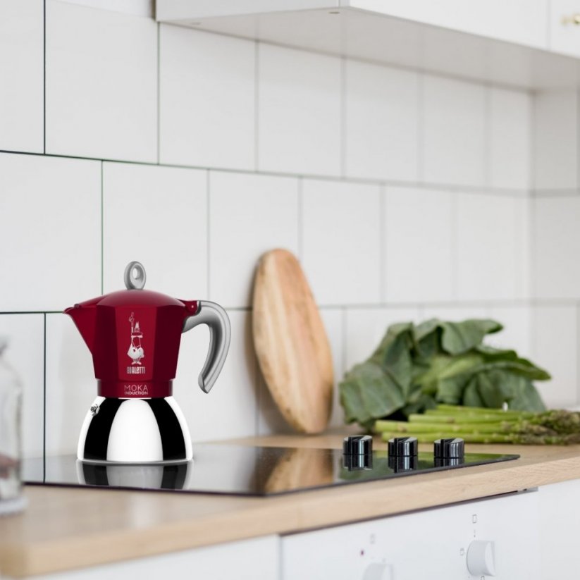 A view of the Bialetti Moka Induction red teapot, which is placed on the induction plate.