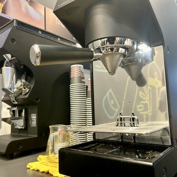 Překapávač kávy Victoria Arduino Pure Brew + ponúka vynikajúcu kvalitu prípravy kávy s dôrazom na aromatické detaily.