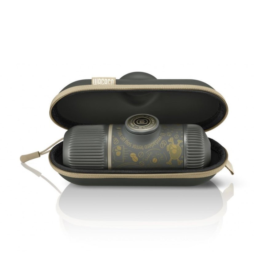 Limitovaná edícia cestovného kávovaru Wacaco Nanopresso - tmavosivá s pevným obalom.