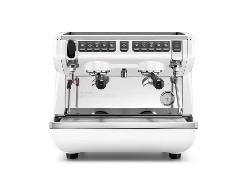 Profesionálny pákový kávovar Nuova Simonelli Appia Life Compact 2GR v výraznej červenej farbe.