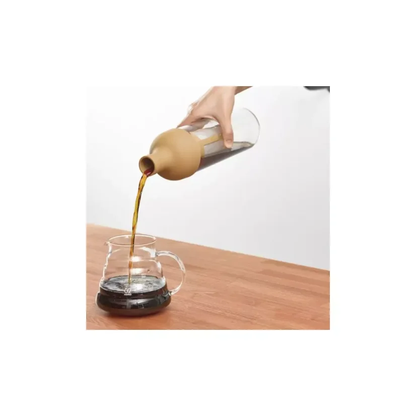 A Hario Filter-in Coffee Bottle bézs színben ideális a cold brew kávé elkészítéséhez, amely frissítő ízt biztosít egész nap.