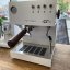 Cafetière à levier blanche Ascaso Steel UNO PID avec éléments en bois et fonction de nettoyage manuel.