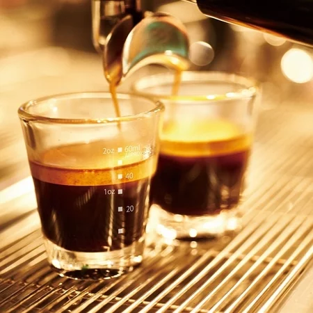 Sklenica na espresso Hario v priehľadnom prevedení s objemom 80 ml, ideálna pre ristretto.