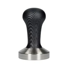 Manuelle Kaffee-Tamper Motta mat engem Duerchmiesser vun 58 mm, aus haltbarem Karbon hiergestallt.