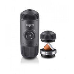 Reise-Kaffeemaschine Wacaco Nanopresso in Grau mit Kapseladapter.