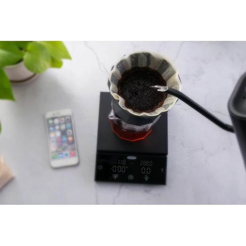 iPhone y la balanza Felicita Parallel Plus durante la preparación de café filtrado.
