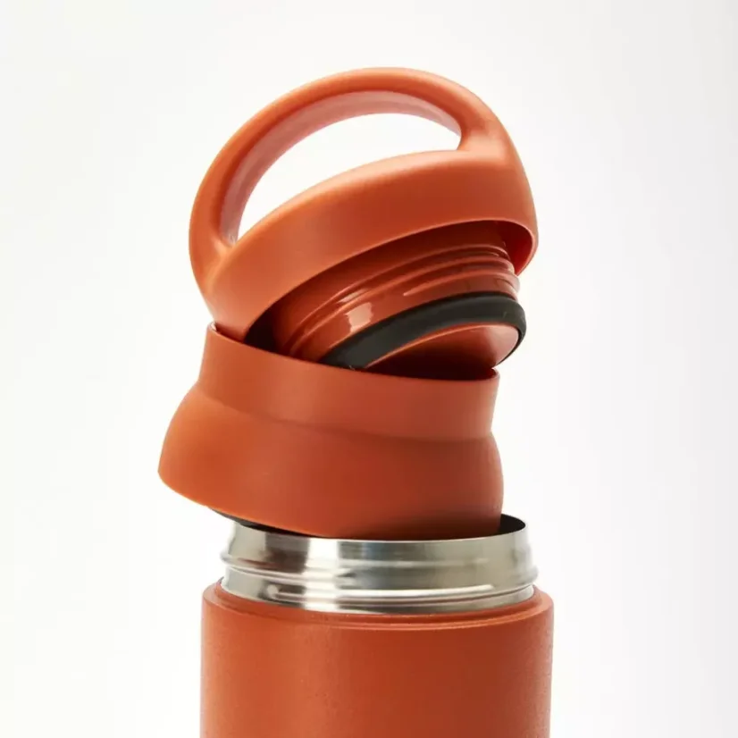 Oranžová termoska Kinto Day Off s objemom 500 ml je ideálny spoločník na cestách, ktorý udrží vaše nápoje v optimálnej teplote.