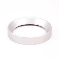 Strieborný dávkovací lievik Barista Space o priemere 58 mm, ideálny pre presné dávkovanie kávy.