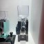 Espressový mlynček na kávu Eureka Mignon Turbo CR v elegantnej čiernej farbe so štandardným štítkom.