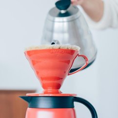 Príprava kávy v plastovom dripperi Hario V60-02.