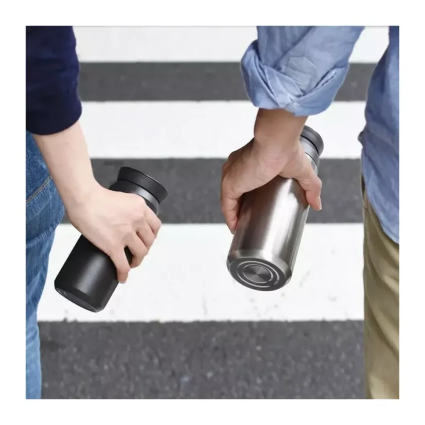 Čierny cestovný termohrnček Kinto Travel Tumbler s objemom 350 ml, vhodný do auta.