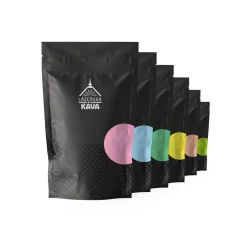 Paquetes negros de café con etiquetas de colores.