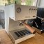 Machine à café Ascaso Steel UNO PID de style blanc et bois pour usage domestique sans affichage.