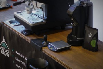 Wat sinn déi néideg Accessoiren fir eng Hiewel Kaffismaschinn?