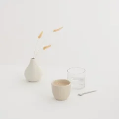 Taza Aoomi Iris Mug A03 para latte con capacidad de 200 ml en un diseño elegante.