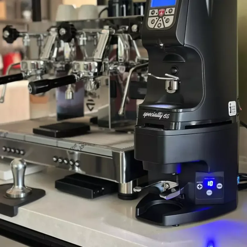 Eureka automatique tamper pour Atom est un accessoire idéal pour les amateurs de café, compatible avec le moulin Eureka Atom Excellence 65.