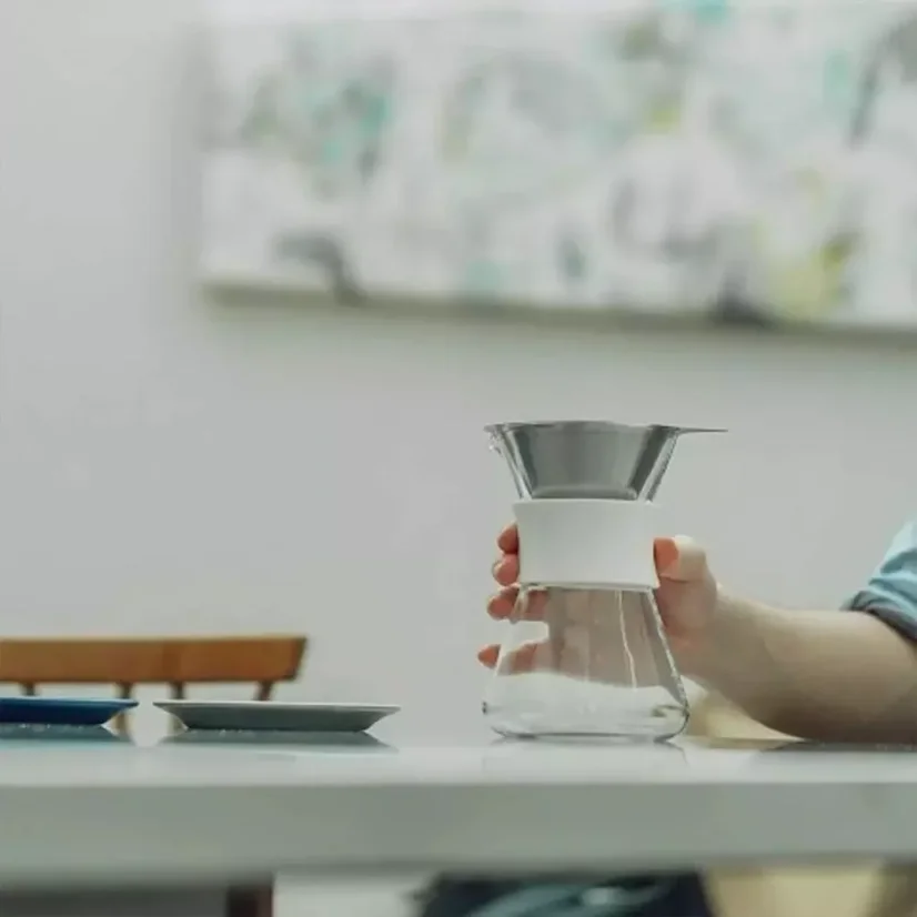 La cafetière en verre Hario dans une élégante couleur blanche est le choix idéal pour les amateurs de café de qualité qui apprécient l'esthétique et la fonctionnalité.