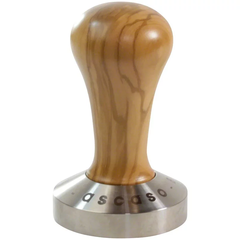 Der Ascaso Tamper hat einen Durchmesser von 58 mm, eine flache Basis und einen Griff aus Olivenholz.