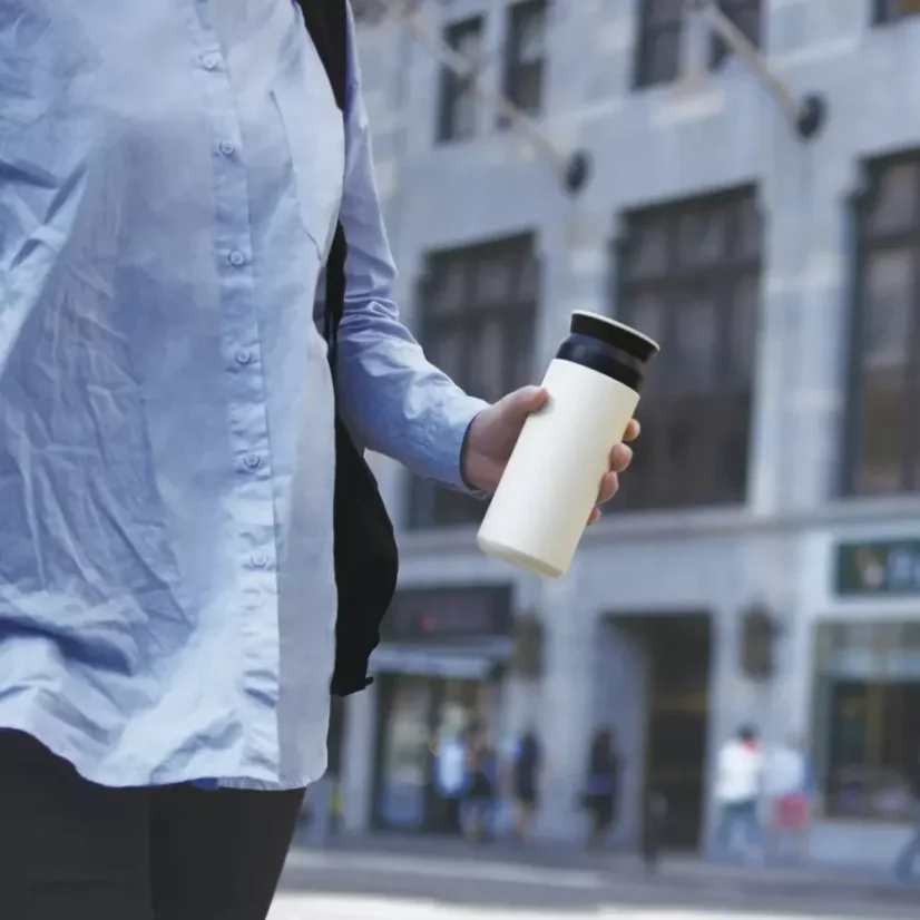 Le tumbler de voyage blanc de 500 ml est un élégant gobelet isotherme idéal pour les voyages, qui maintient votre boisson chaude ou froide pendant longtemps.