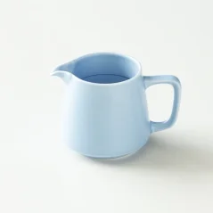 Servidor de café de color azul.