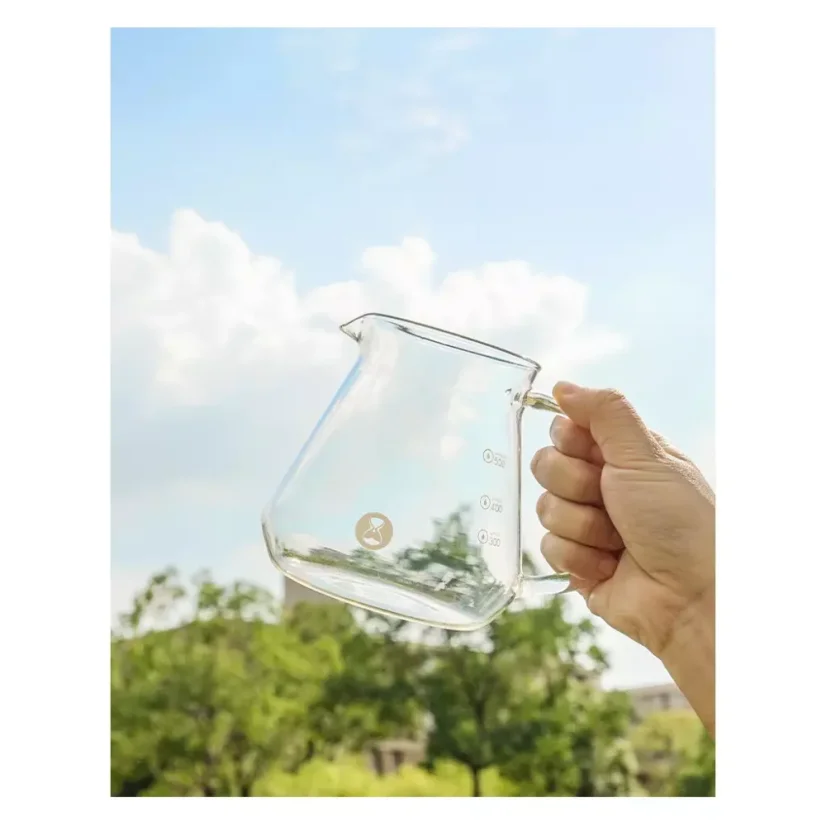 Elegancki dzbanek do kawy o pojemności 600 ml, idealny do parzenia i serwowania ulubionego napoju.