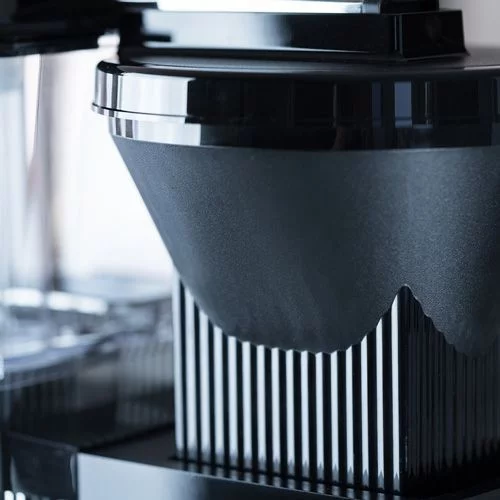 Moccamaster KBGT 741 von Technivorm in eleganter weißer Farbe, ideal für Kaffeeliebhaber, die zu Hause eine perfekt zubereitete Tasse genießen möchten.