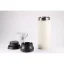 Gourde thermique blanche en acier inoxydable de 500 ml avec couvercle démonté sur un fond blanc avec une tasse de café. Gourde thermique blanche en acier inoxydable de 500 ml avec couvercle démonté sur un fond blanc avec une tasse de café.