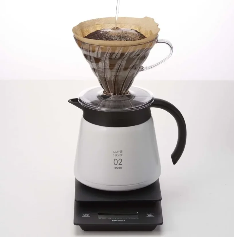 Balta termo puodelis Hario Insulated Server V60-02, iš nerūdijančio plieno, 600 ml talpos, skirtas kavos mėgėjams.