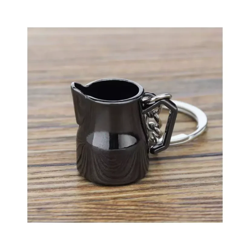 Čierna kanvička na mlieko v tvare prívesku na kľúče je ideálnym darčekom pre všetkých milovníkov kávy.