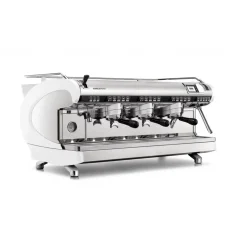Biely profesionálny pákový kávovar Nuova Simonelli Aurelia Wave 3GR s displejom pre ľahké ovládanie.
