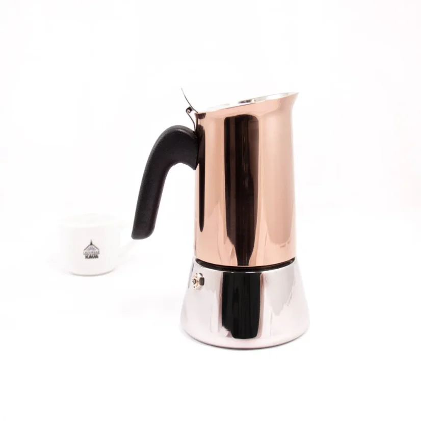 Moka kávészerelő Bialetti New Venus 6 csészére, fehér háttérrel és egy csésze kávéval, részlet a konvice fekete fogantyújáról