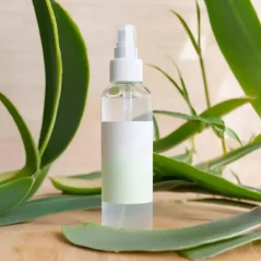 BIO Aloe vera je 100% prírodný hydrolát s objemom 50 ml, ktorý má upokojujúci účinok a je ideálny na osvieženie pleti.