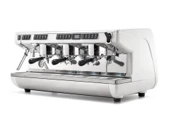 Biely profesionálny pákový kávovar Nuova Simonelli Appia Life XT 3GR s možnosťou nastavenia teploty.